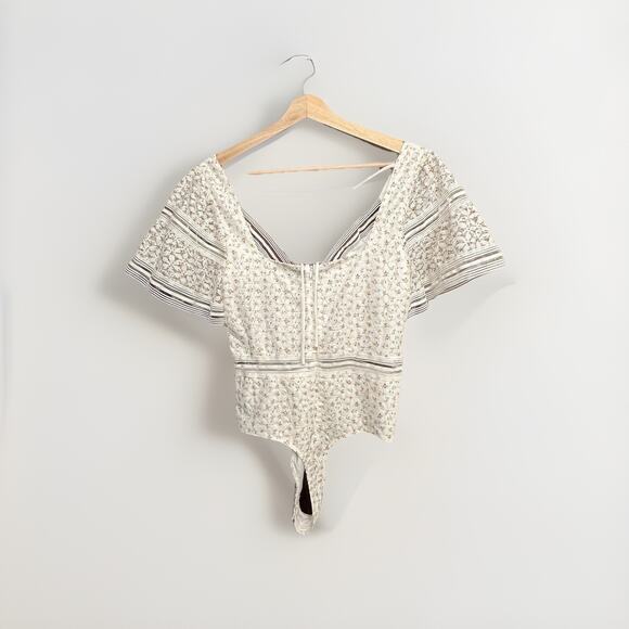 Blue Blush White Ditsy Floral Bodysuit Flutter-Sleeves Size M Lace - Picture 2 of 3